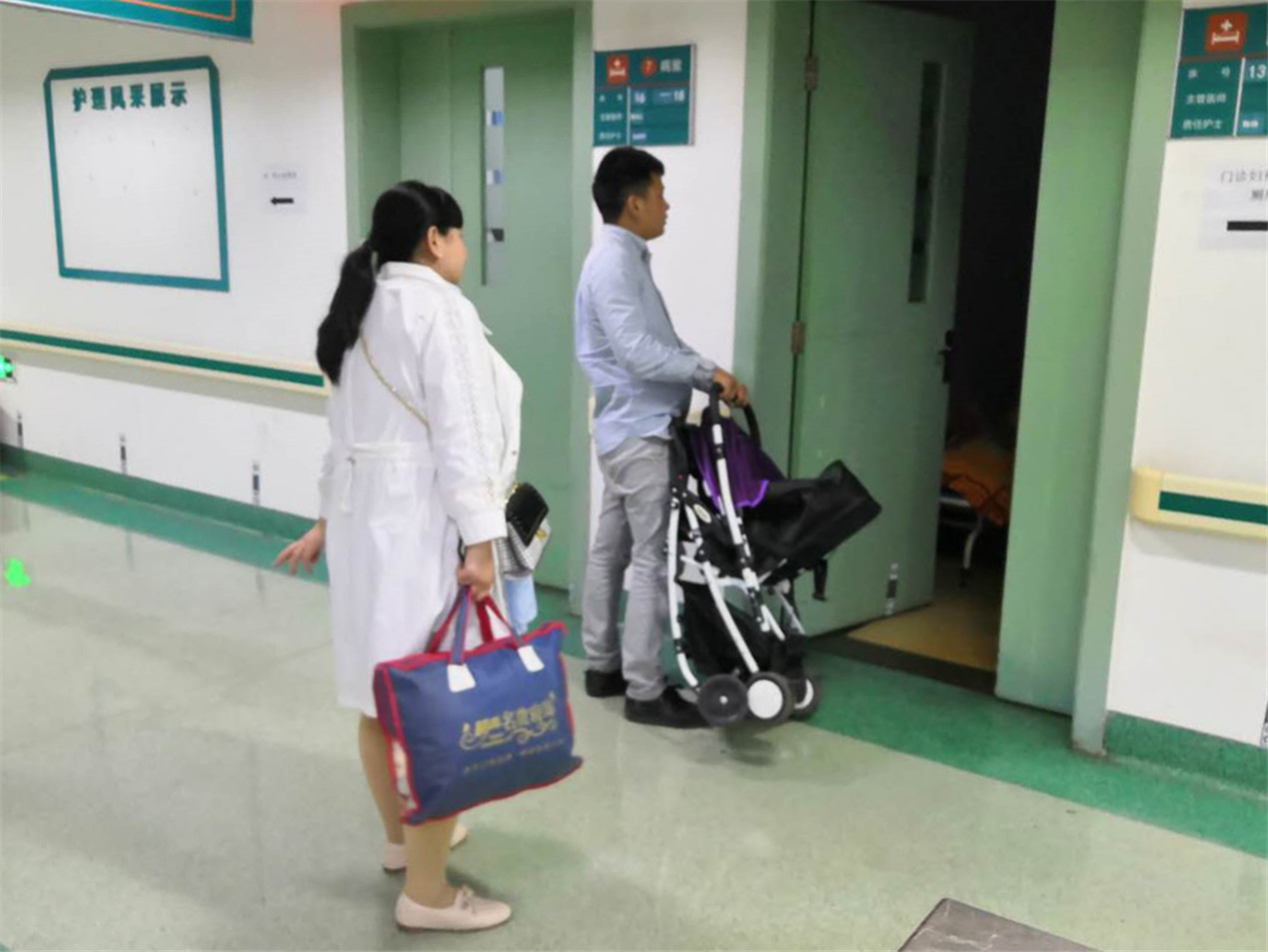 心内科怀孕7个月的护士特地和老公给小天使买了婴儿车和新衣服送过去_副本.jpg