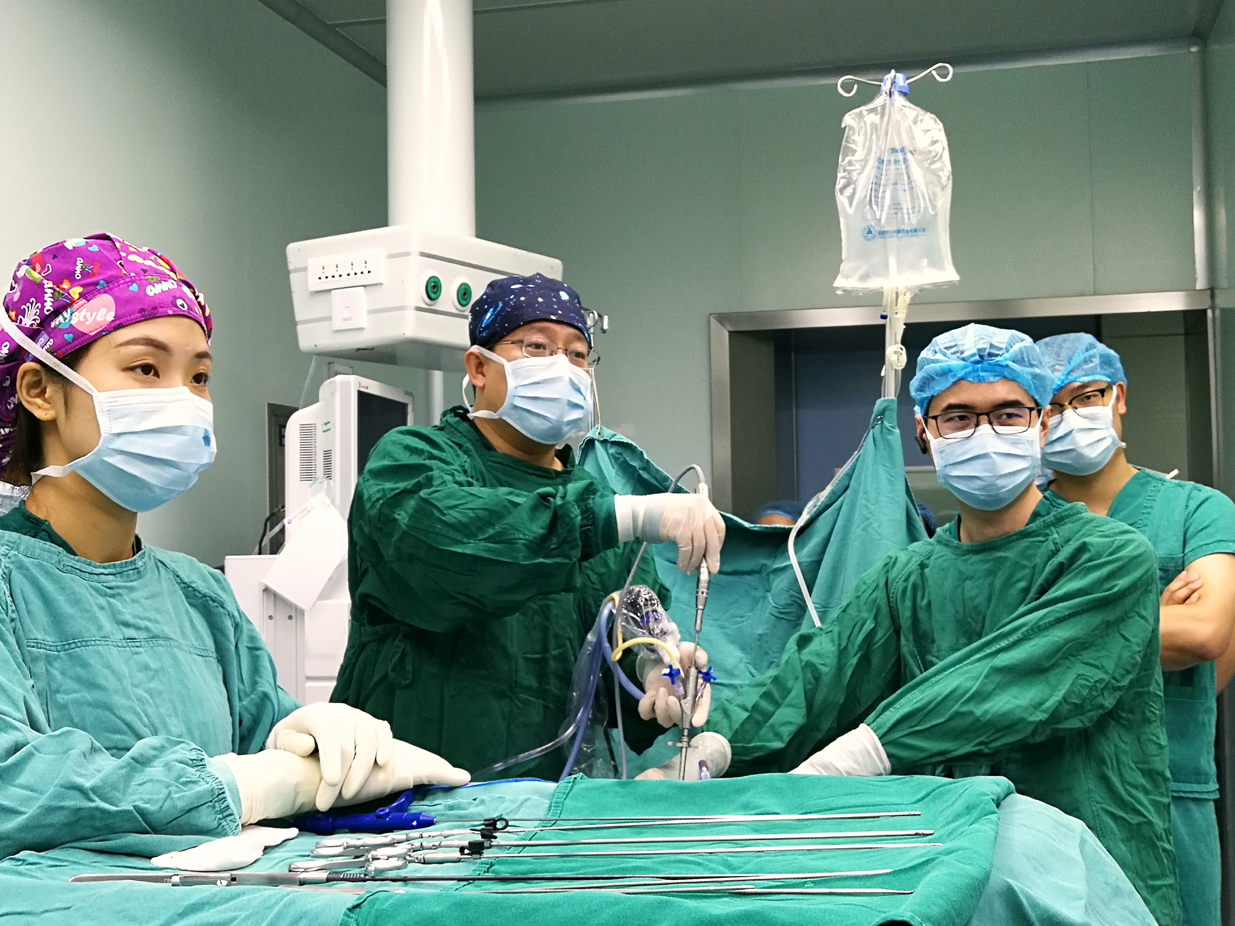 孔清泉在西藏成办医院脊柱微创手术现场1.jpg