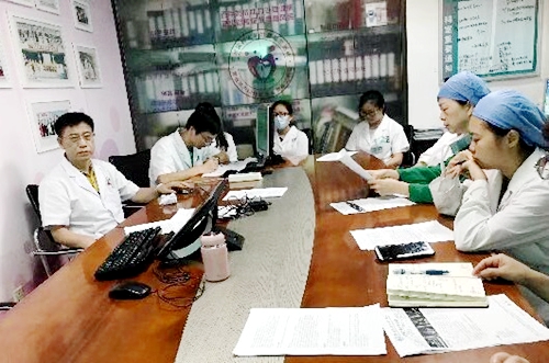 广州重症孕产妇中心主任陈敦金团队在查房.jpg