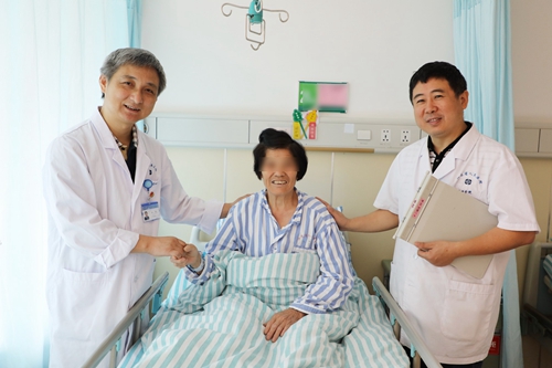 1c2dbaac37fb18a513f9a4aa30827833.jpg 12 毛奶奶出院前与专家合影.jpg
