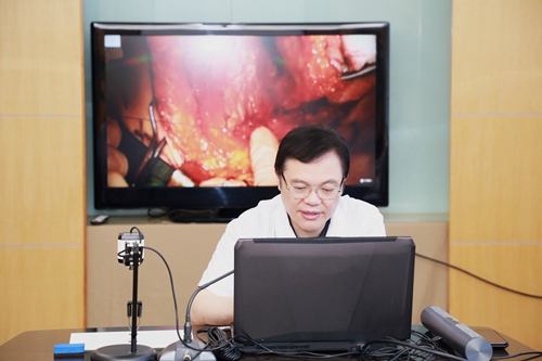 1da7dbeaa5d0fe79a71f27e319ef8c39.jpg 08 江苏省人民医院党委书记唐金海教授远程指导手术.jpg