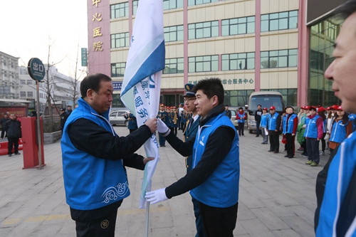 2e75f89d979134b5844a4150bdc87cb4.jpg 2016年1月1日,我院举行白玉兰志愿服务总队启动暨新年升旗仪式。图为院长连鸿凯为各白玉兰志愿服务分队队长授旗.JPG