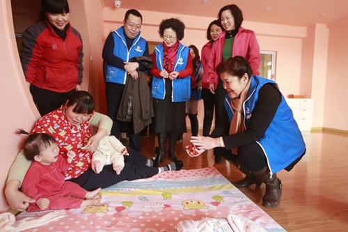93e94bd4b493f0adf050794f1fab4cf7.jpg 2016年2月4日,丁凡书记带领白玉兰志愿者服务总队 到儿童福利院慰问.JPG