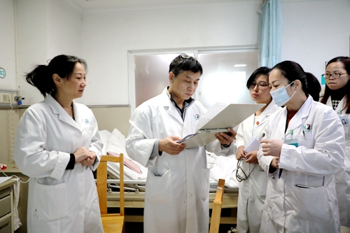广州重症孕产妇中心主任陈敦金团队在查房1.jpg