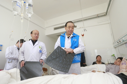 f9c9c3312616c7b4dd5911bd30429d18.jpg 2016年11月4题 郑州市中心医院院长连鸿凯到基层医院会诊.JPG