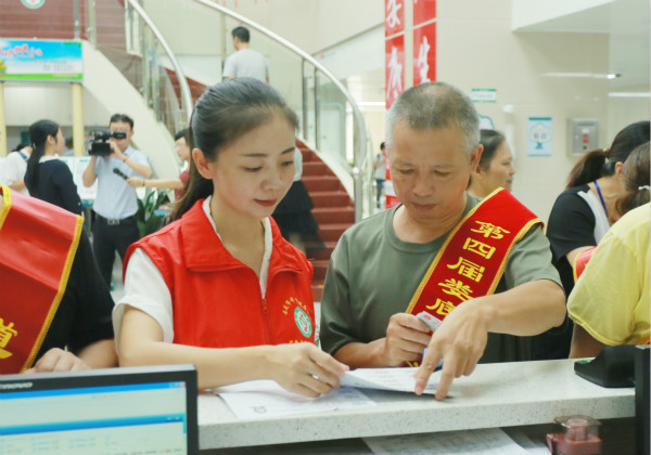 59cafa9bba14c9ea7ebcd3c2e9e754bc.jpg 体检现场(二).jpg