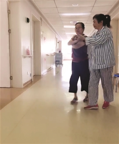 扬子晚报：把病房当舞蹈房 两住院患者跳起拉丁舞.jpg