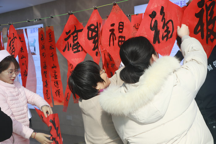 3af4c580a3f41ec9f7c025441f1fbe7c.jpg 新华日报(交汇点):“原创”春联为百姓送去春节祝福 苏州科技城医院创新“玩法”传递浓浓年味 (3).JPG