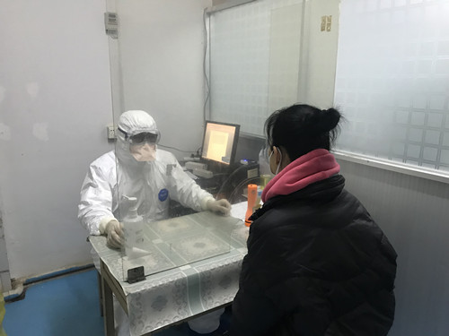 a9b75652d283483e110dab3df6fc4c0b.jpg 在发热门诊值夜班的王建忠医生_副本.jpg