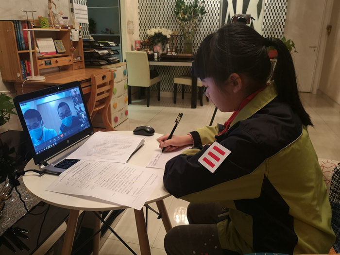 15a5b8e060bc038fdc98d58778de54e2.jpg 新华日报(交汇点):“云班会”开启特殊的生活教育 苏州“红领巾”致敬“疫”线白衣天使4.jpg