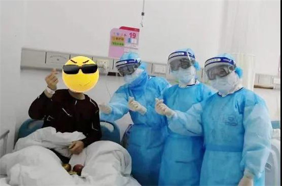 4d413a0609b025e6aba25507e314f07b.jpg 患者为医护人员竖起大拇指 (1).jpg