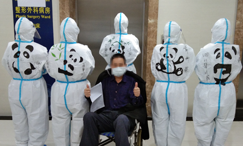 7fd65641397444b9de6f9a9a4d60fc2c.jpg 熊猫天团与出院患者合影_副本.jpg