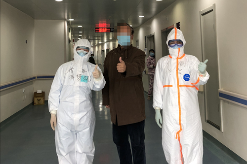 add0c6e0bc30db5863206aca9f87e245.jpg 病人出院时与三娃李怡、四娃蒋梦妮合影_副本.jpg
