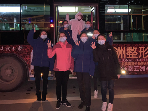 dac481c3ee80e44b840927149e51d612.jpg 葫芦娃组合下夜班后与交通车驾驶员合影_副本.jpg