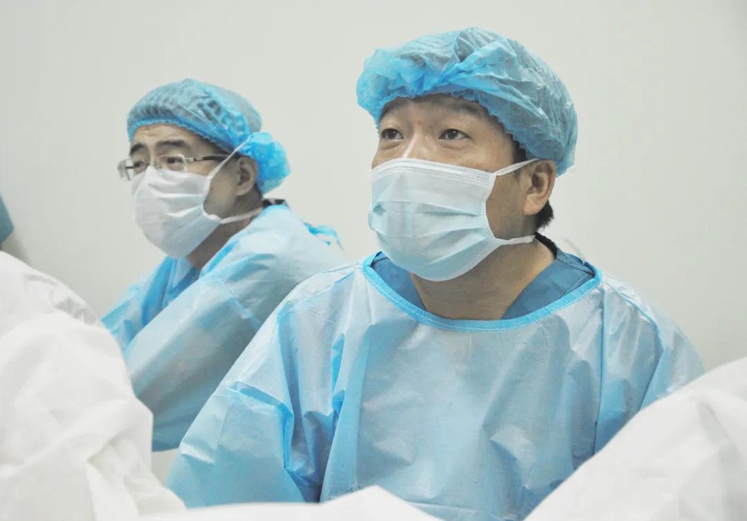 资料图：泌尿外科徐晓峰主任医师正在进行一台手术（图文无关）.jpg