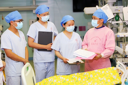 张利兵（右一）及其医护团队在儿童外科重症监护室作病例分析 吴胤强 摄.jpg