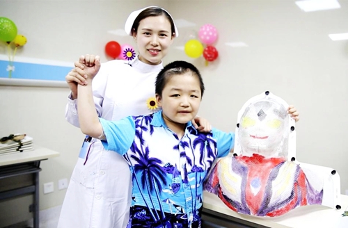 武汉大学中南医院放化疗头颈乳腺病区-为儿童肿瘤患儿戴上“英雄面罩”